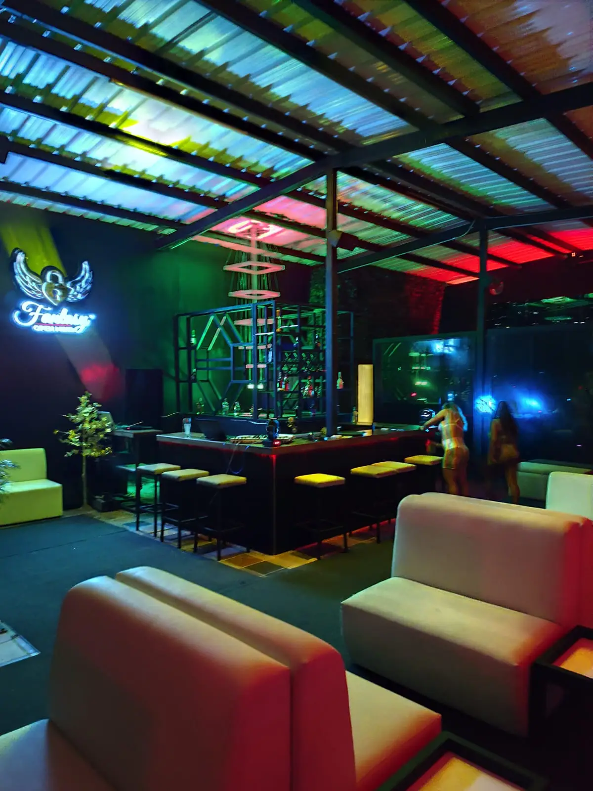 bar club swinger Fantasy OpenMind Medellín cocteles para parejas