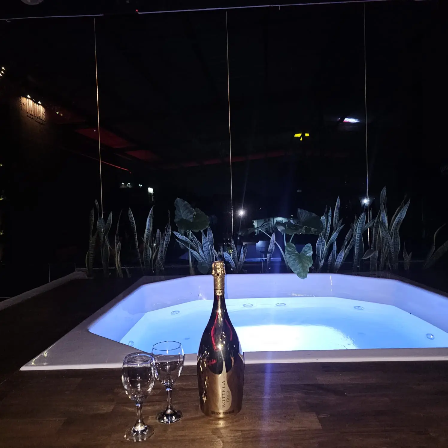jacuzzi con champaña club swinger Fantasy OpenMind Medellín para parejas