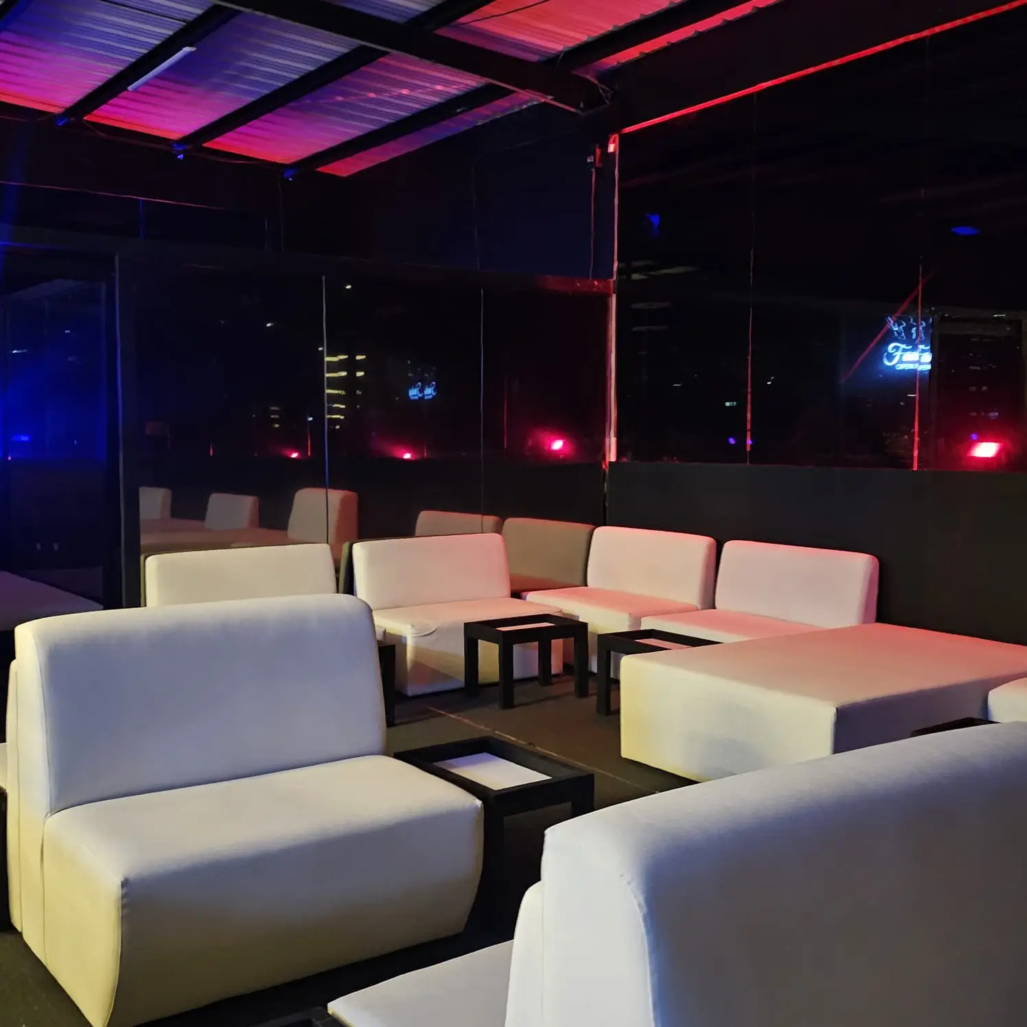 rooftop club swinger Fantasy OpenMind Medellín ambiente para parejas