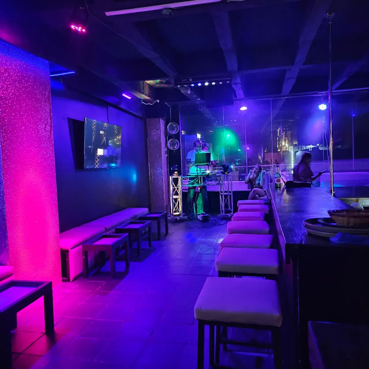 pub erotico Fantasy OpenMind Medellín bar para parejas ambiente nocturno