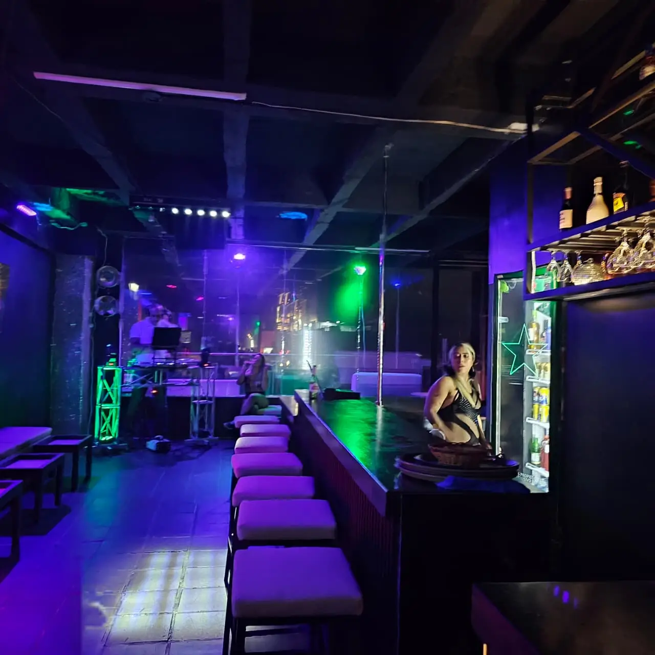 barra pub erotico Fantasy OpenMind Medellín licores y cocteles