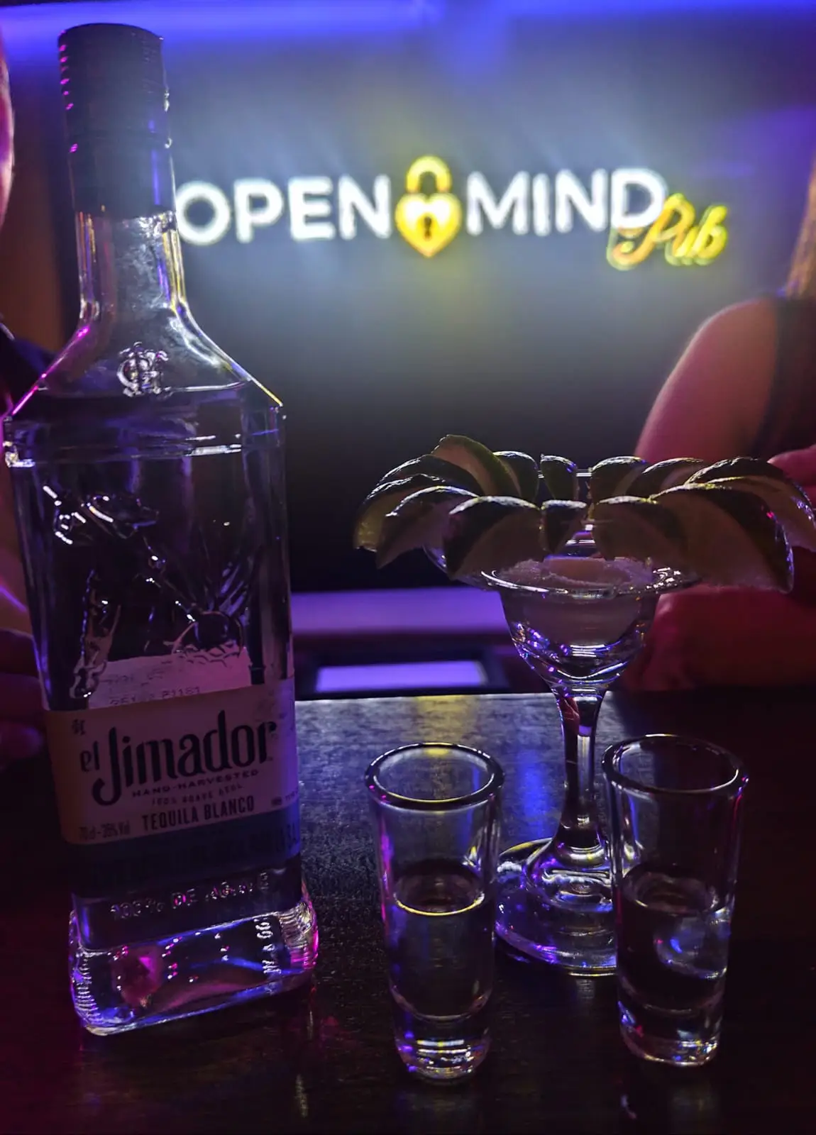 tequila bar Fantasy OpenMind Medellín club swinger ambiente de fiesta