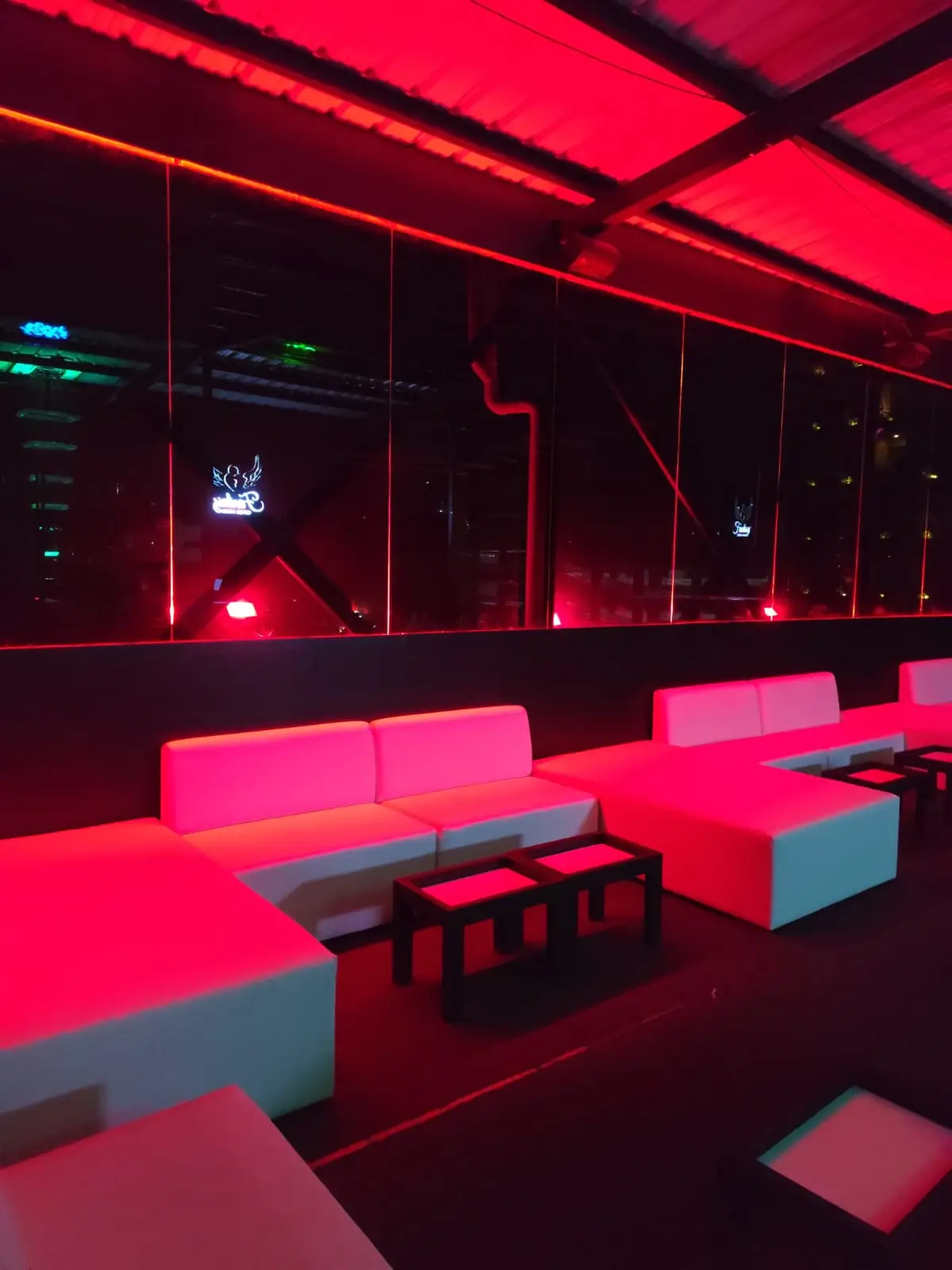 rooftop con ventanales club swinger Fantasy OpenMind Medellín para parejas