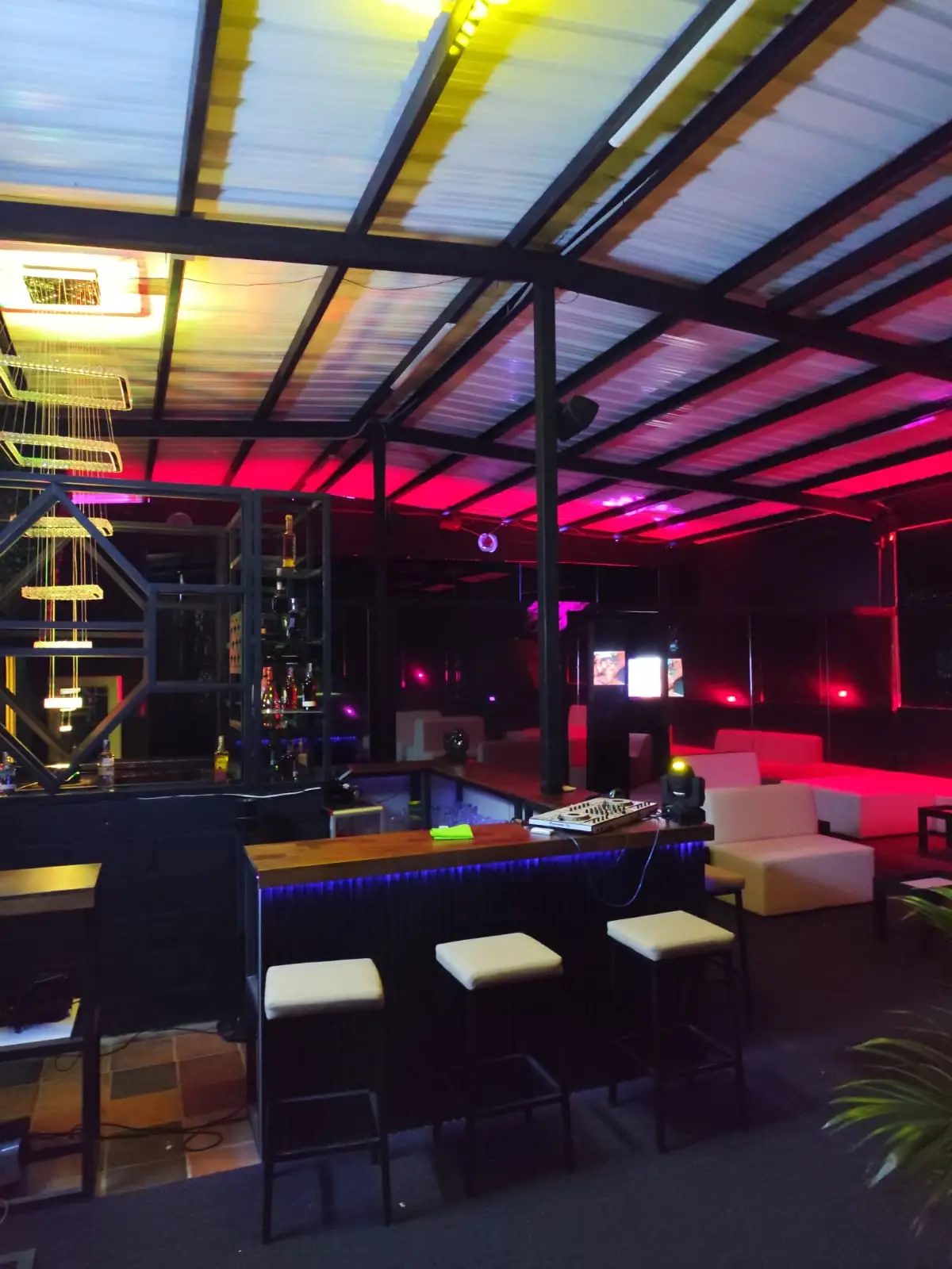 barra club swinger Fantasy OpenMind Medellín cocteles para parejas