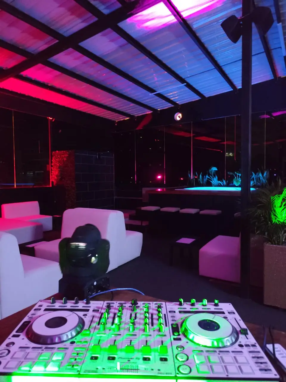 cabina dj club swinger Fantasy OpenMind Medellín discoteca para parejas